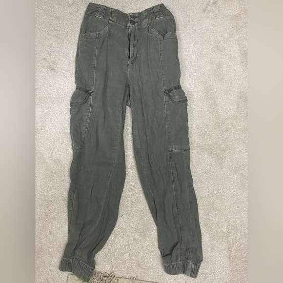 American Eagle cargo joggers in size 2 short - Picture 1 of 3